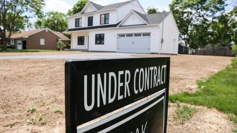 Pending home sales nosedive in August as interest rates soar